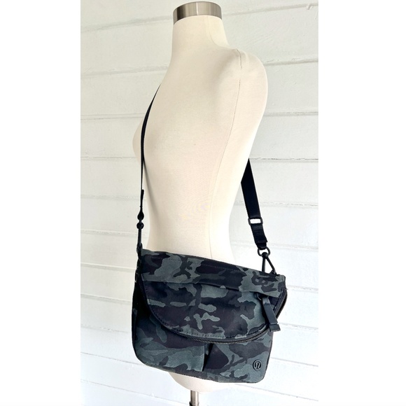 LULULEMON All Night Festival Bag in Jacquard Camo Obsidian/Black - Picture 3 of 16